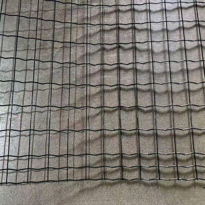Şili Çiftliği Yeşil Renkli PVC Kaplı 50x50mm Ağ Açma Euro Hollandalı Kaynaklı Tel Ağı Çit